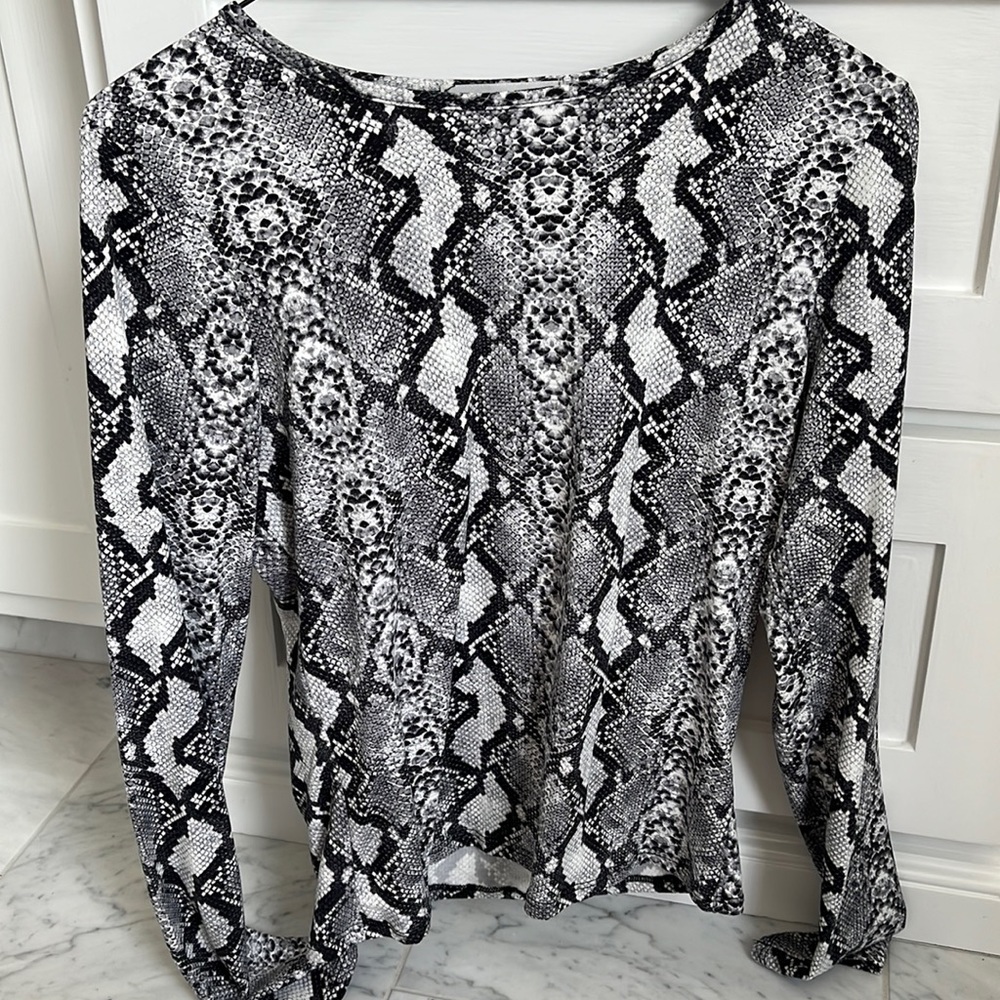 Snake skin print long sleeve top.